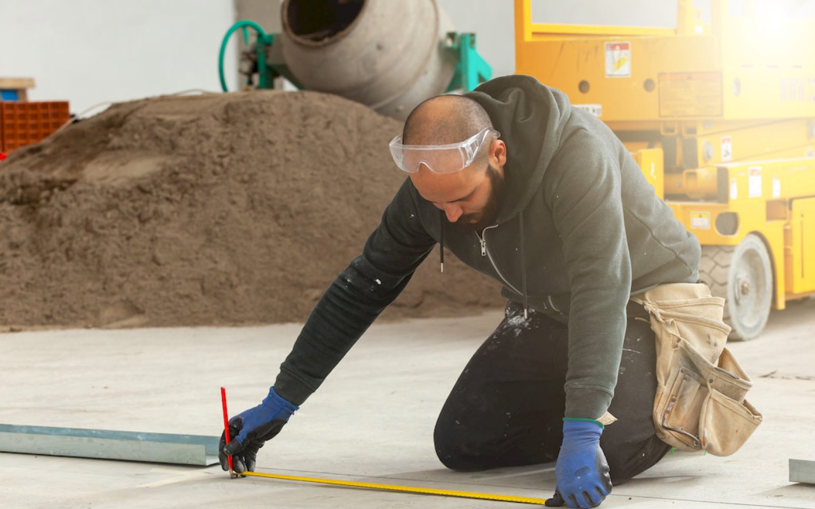Worker builds a plasterboard wall.